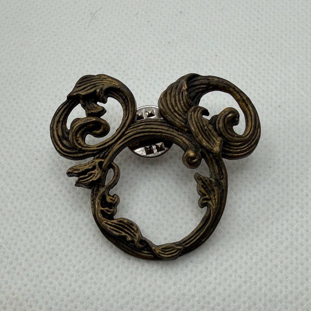 Gold leaves Mickey pin